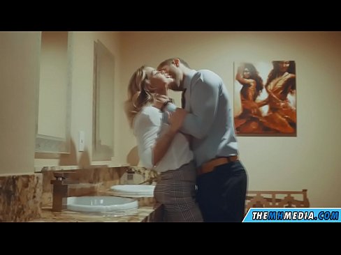 ❤️ Nuair a mheallann blonde busty tú i seomra scíthe poiblí ☑ Porn uainn ga.shufflesex.ru